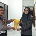 Satlantas Polres Kebumen Beri Beri Reward Minyak Goreng kepada Wajib Pajak